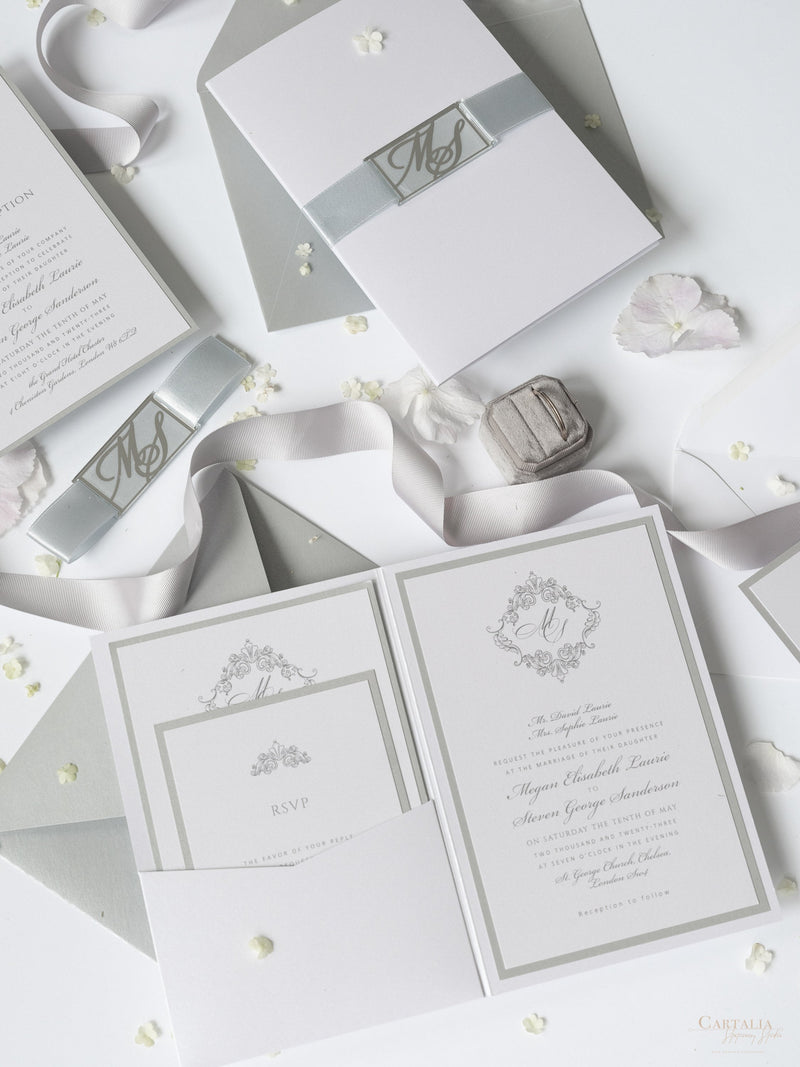 Schimmernde Silberne Tasche mit Monogramm Hochzeitseinladung Set