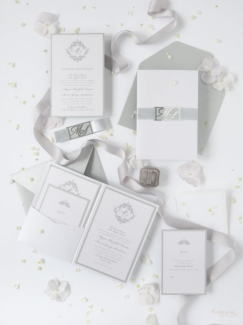 Schimmernde Silberne Tasche mit Monogramm Hochzeitseinladung Set