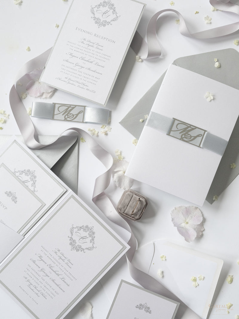 Schimmernde Silberne Tasche mit Monogramm Hochzeitseinladung Set