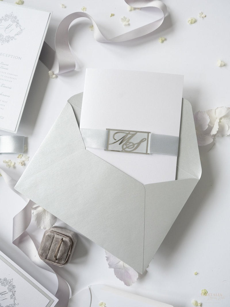Schimmernde Silberne Tasche mit Monogramm Hochzeitseinladung Set