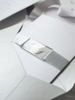 Schimmernde Silberne Tasche mit Monogramm Hochzeitseinladung Set