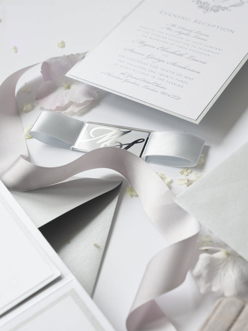 Schimmernde Silberne Tasche mit Monogramm Hochzeitseinladung Set