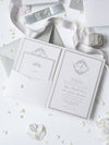 Schimmernde Silberne Tasche mit Monogramm Hochzeitseinladung Set
