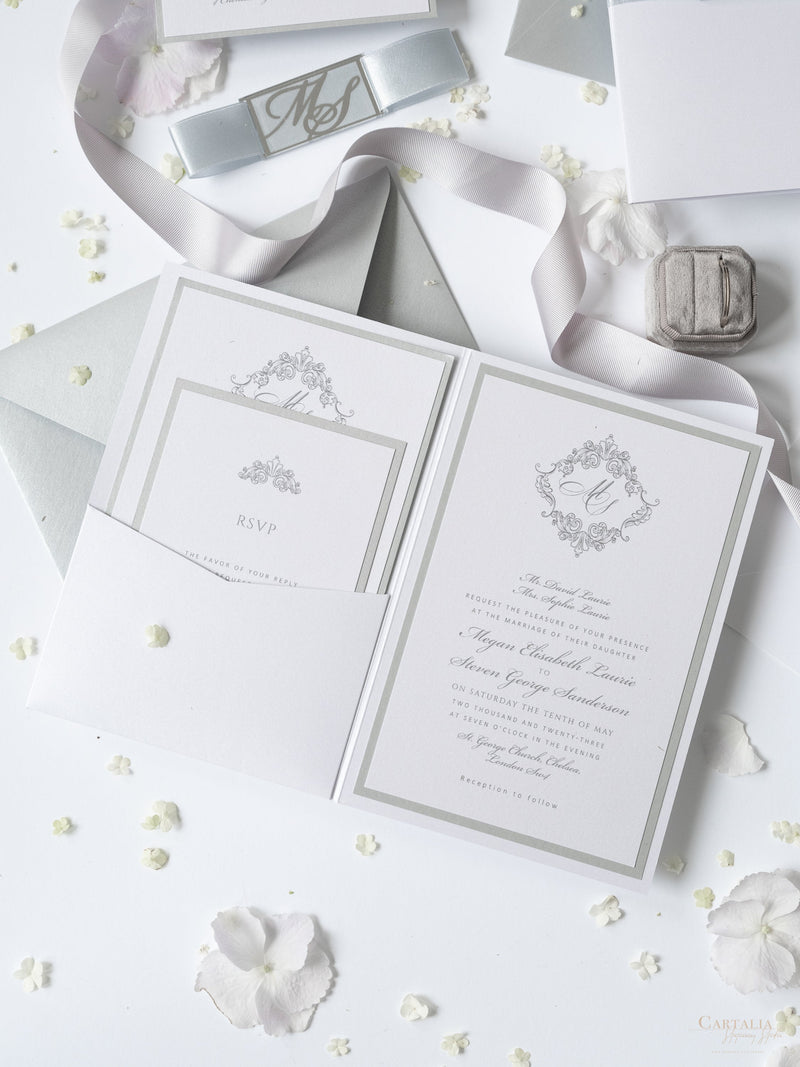 Schimmernde Silberne Tasche mit Monogramm Hochzeitseinladung Set