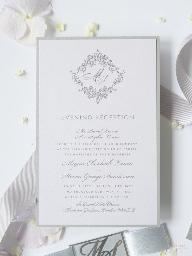 Schimmernde Silberne Tasche mit Monogramm Hochzeitseinladung Set