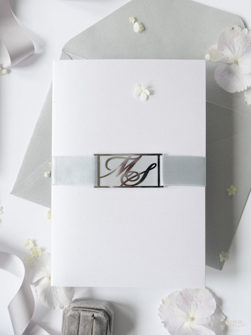 Schimmernde Silberne Tasche mit Monogramm Hochzeitseinladung Set
