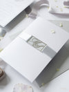 Schimmernde Silberne Tasche mit Monogramm Hochzeitseinladung Set