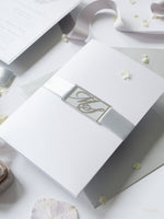 Schimmernde Silberne Tasche mit Monogramm Hochzeitseinladung Set