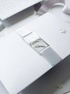 Schimmernde Silberne Tasche mit Monogramm Hochzeitseinladung Set