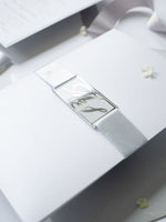 Schimmernde Silberne Tasche mit Monogramm Hochzeitseinladung Set