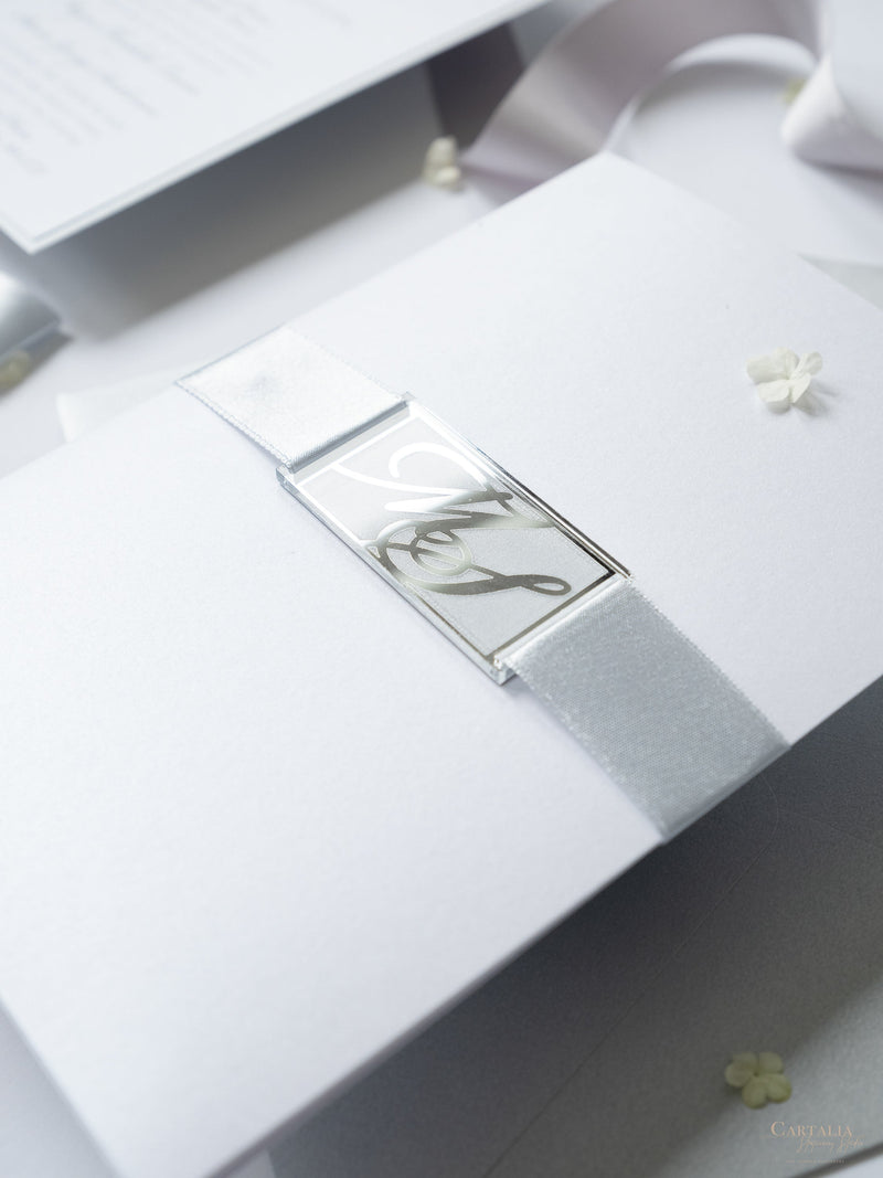 Schimmernde Silberne Tasche mit Monogramm Hochzeitseinladung Set
