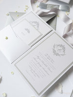 Schimmernde Silberne Tasche mit Monogramm Hochzeitseinladung Set