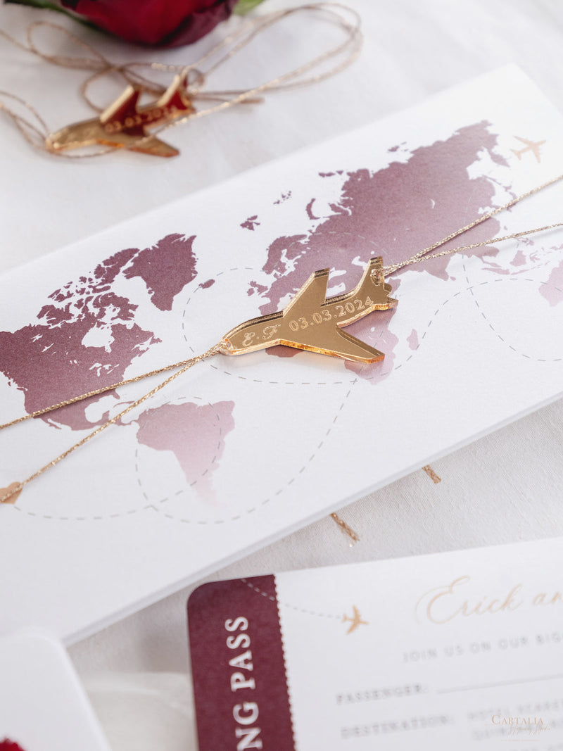Veganes Leder Reisepass-Einladung mit Goldfolie & Graviertem Plexiglas-Flugzeug: Luxus-Einladung mit Mappe