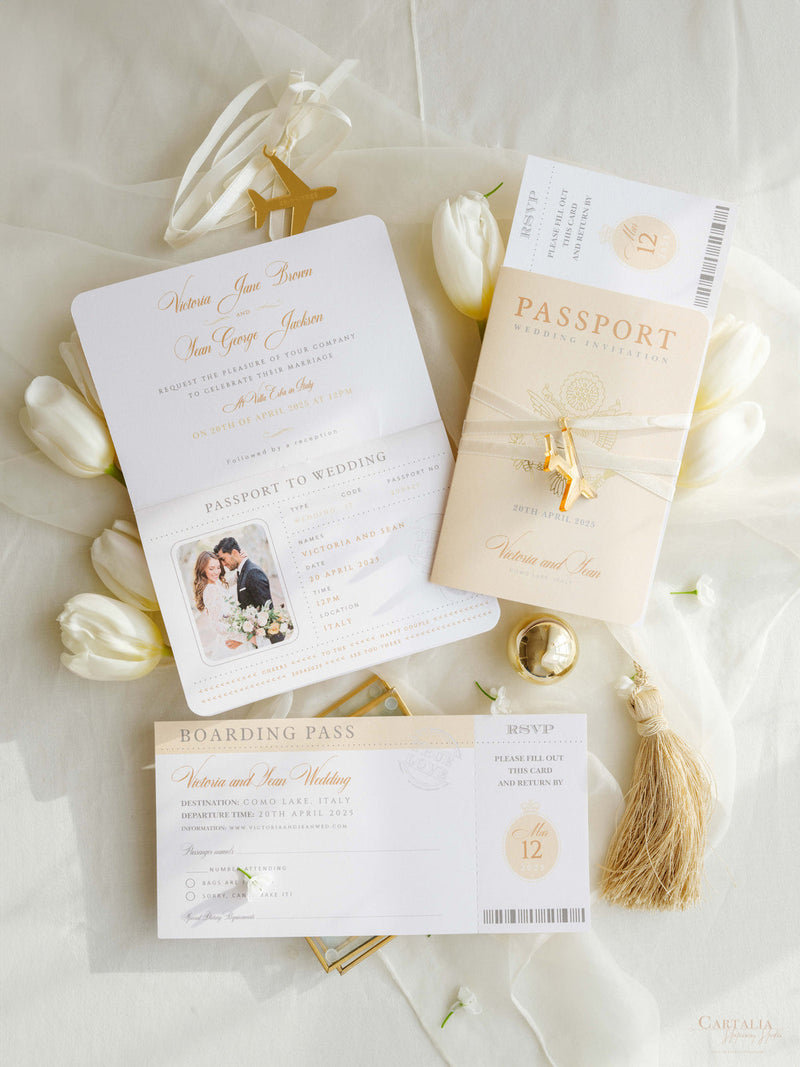 Luxuriöser Nude Hochzeitseinladung Pass Mit Graviertem Gold Flugzeug Anhänger