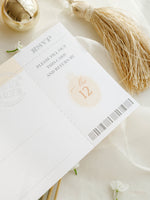 Luxuriöser Nude Hochzeitseinladung Pass Mit Graviertem Gold Flugzeug Anhänger
