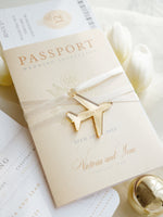 Luxuriöser Nude Hochzeitseinladung Pass Mit Graviertem Gold Flugzeug Anhänger