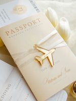 Luxuriöser Nude Hochzeitseinladung Pass Mit Graviertem Gold Flugzeug Anhänger