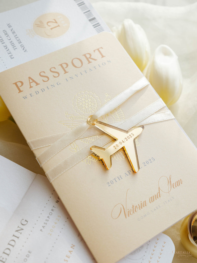 Luxuriöser Nude Hochzeitseinladung Pass Mit Graviertem Gold Flugzeug Anhänger