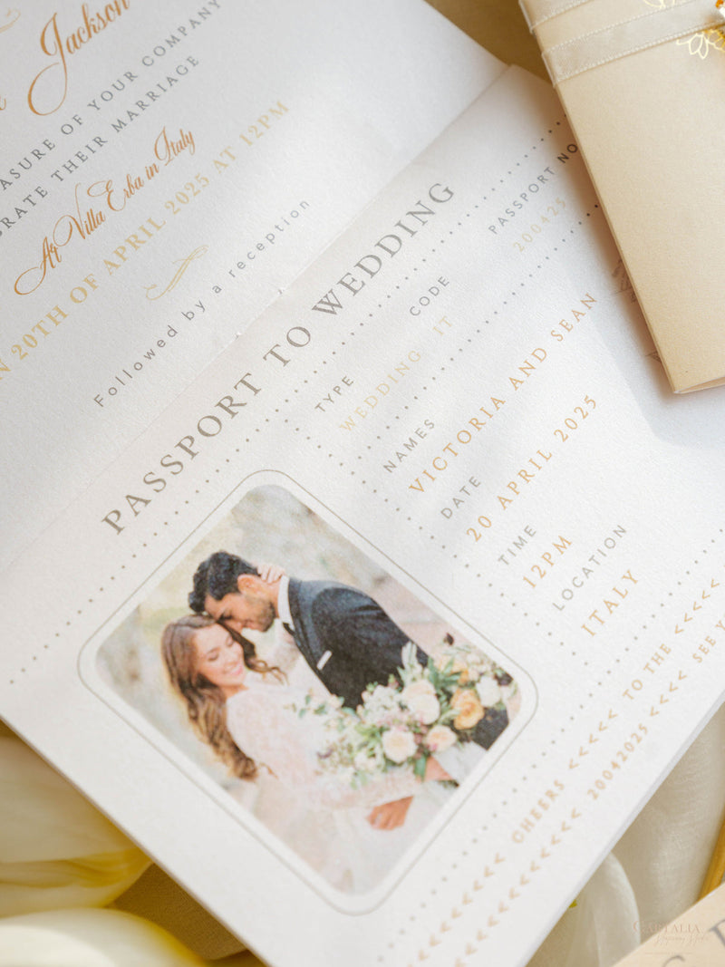 Luxuriöser Nude Hochzeitseinladung Pass Mit Graviertem Gold Flugzeug Anhänger