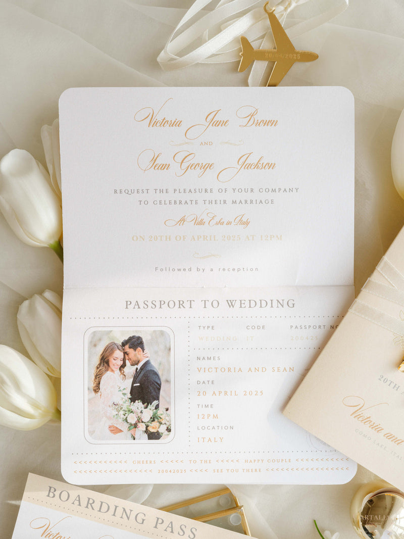 Luxuriöser Nude Hochzeitseinladung Pass Mit Graviertem Gold Flugzeug Anhänger