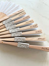 100% Handgefertigter Personalisierter Holz-Hochzeitsfächer, Bedruckt mit Menü, Monogramm und Graviert mit den Namen der Gäste