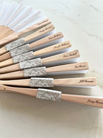 100% Handgefertigter Personalisierter Holz-Hochzeitsfächer, Bedruckt mit Menü, Monogramm und Graviert mit den Namen der Gäste