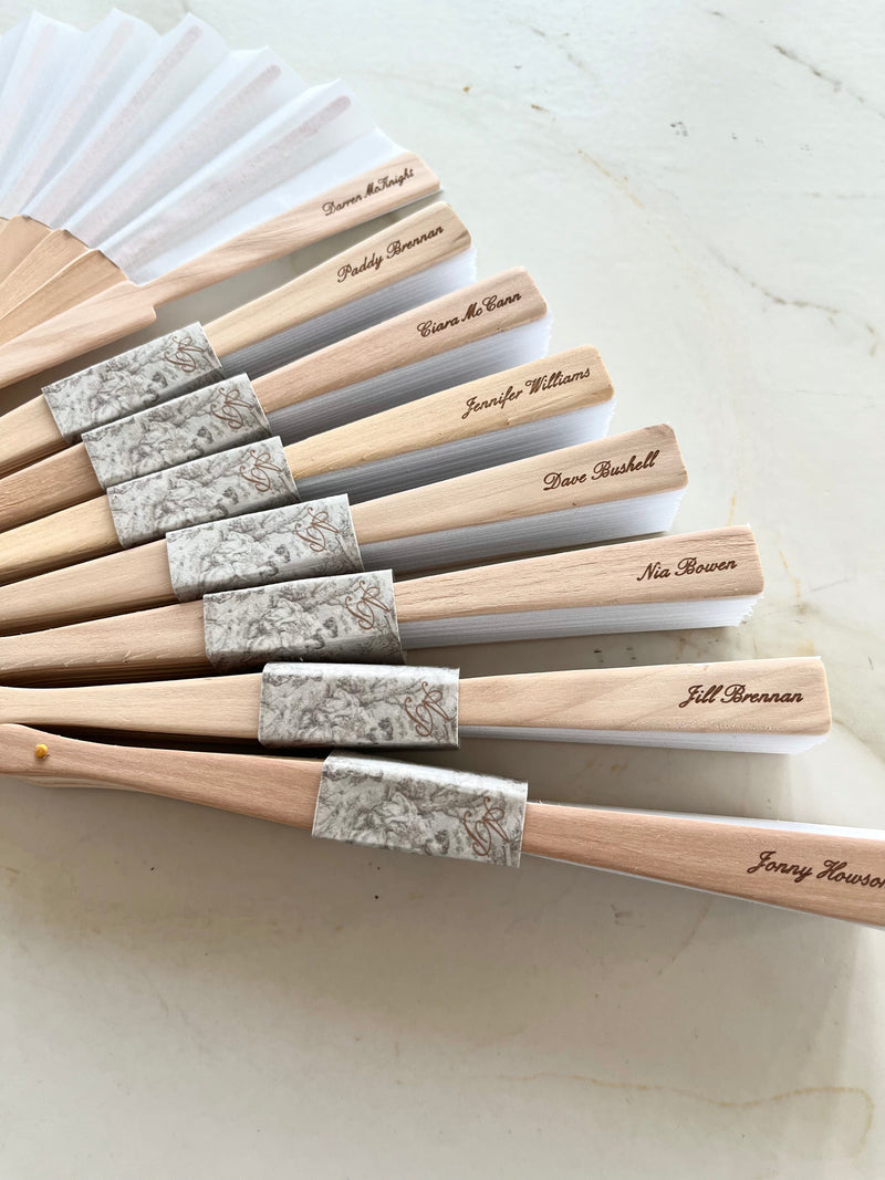 100% Handgefertigter Personalisierter Holz-Hochzeitsfächer, Bedruckt mit Menü, Monogramm und Graviert mit den Namen der Gäste