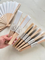 100% Handgefertigter Personalisierter Holz-Hochzeitsfächer, Bedruckt mit Menü, Monogramm und Graviert mit den Namen der Gäste