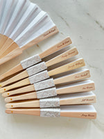 100% Handgefertigter Personalisierter Holz-Hochzeitsfächer, Bedruckt mit Menü, Monogramm und Graviert mit den Namen der Gäste
