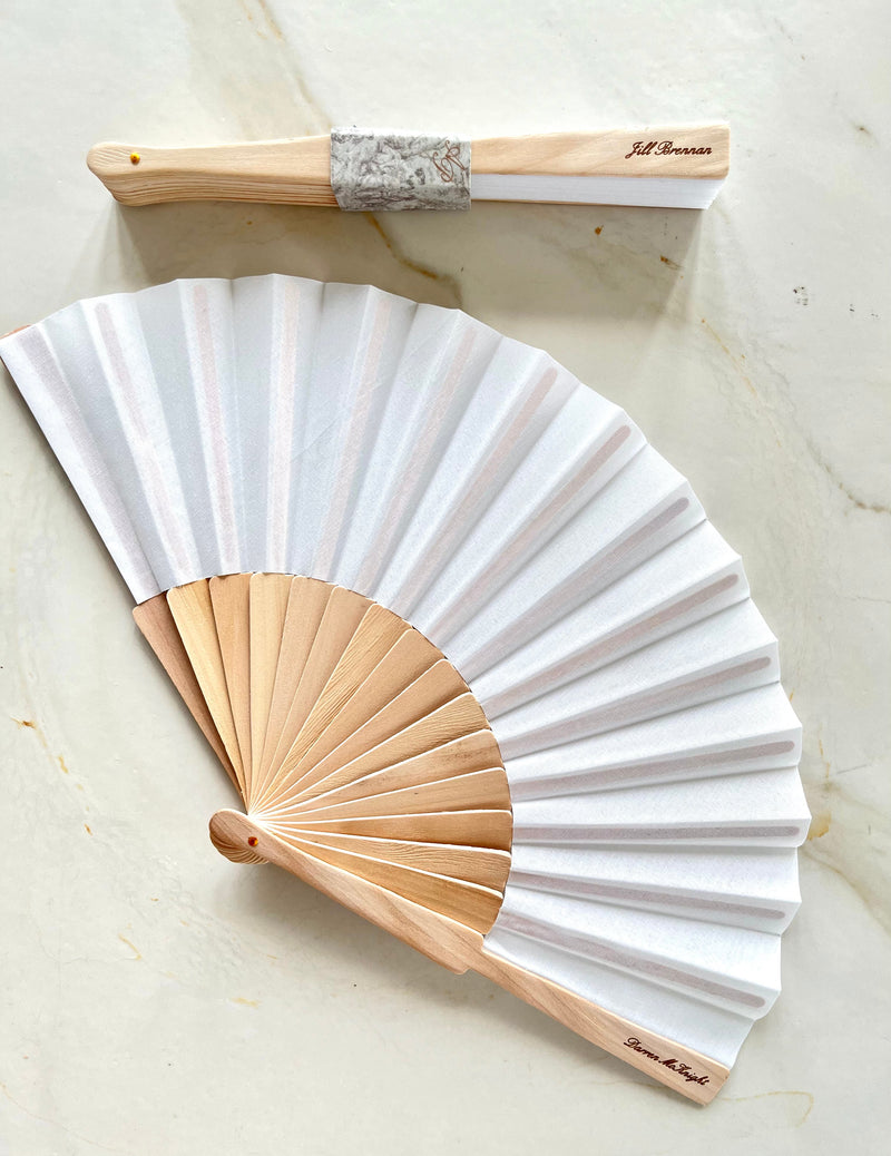 100% Handgefertigter Personalisierter Holz-Hochzeitsfächer, Bedruckt mit Menü, Monogramm und Graviert mit den Namen der Gäste