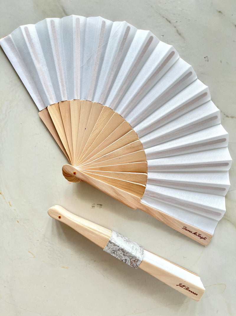 100% Handgefertigter Personalisierter Holz-Hochzeitsfächer, Bedruckt mit Menü, Monogramm und Graviert mit den Namen der Gäste