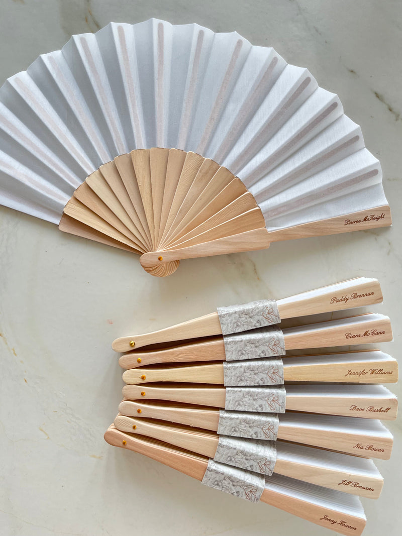 100% Handgefertigter Personalisierter Holz-Hochzeitsfächer, Bedruckt mit Menü, Monogramm und Graviert mit den Namen der Gäste