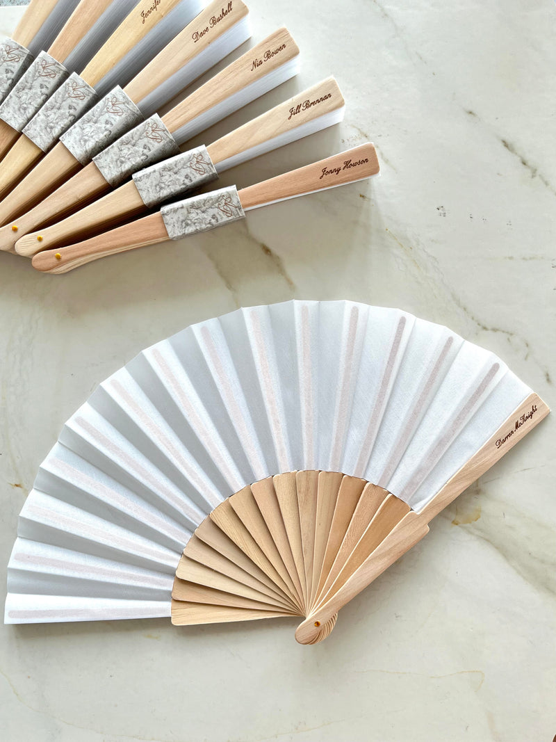 100% Handgefertigter Personalisierter Holz-Hochzeitsfächer, Bedruckt mit Menü, Monogramm und Graviert mit den Namen der Gäste