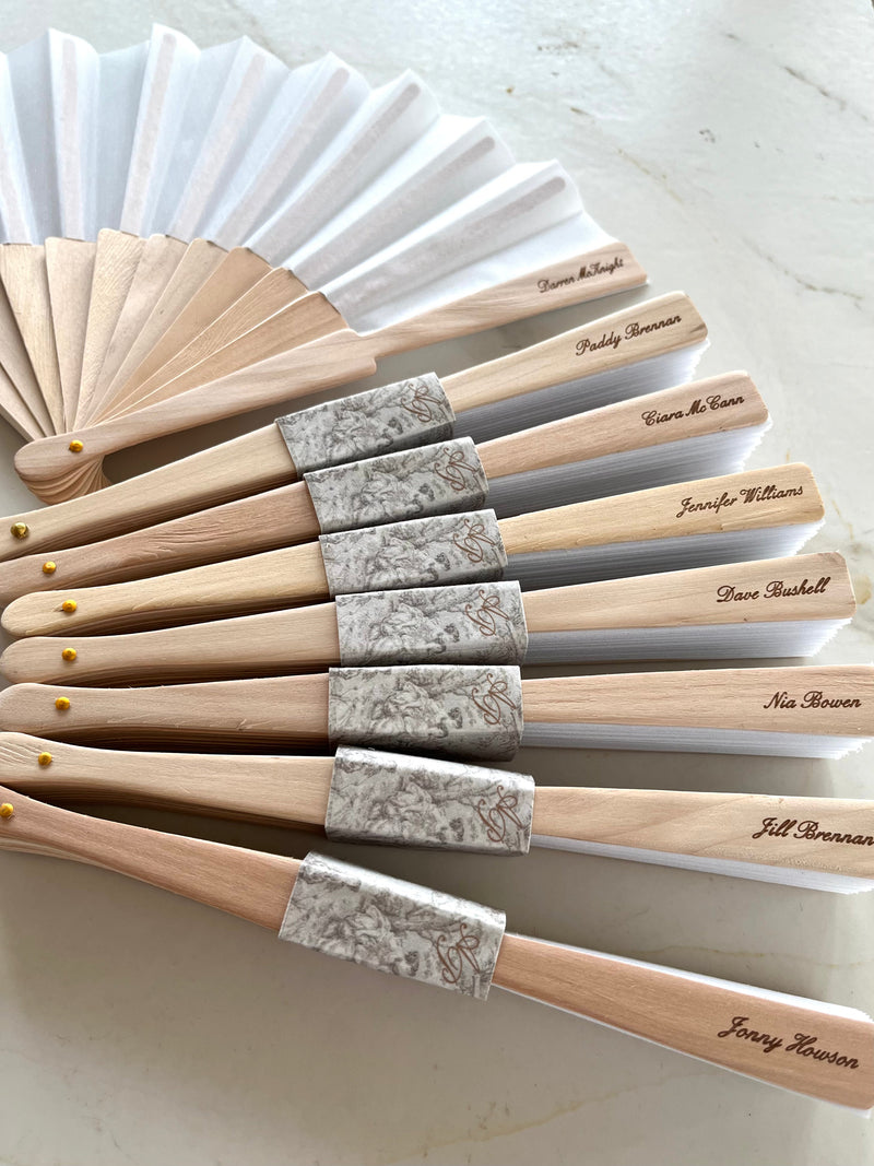 100% Handgefertigter Personalisierter Holz-Hochzeitsfächer, Bedruckt mit Menü, Monogramm und Graviert mit den Namen der Gäste
