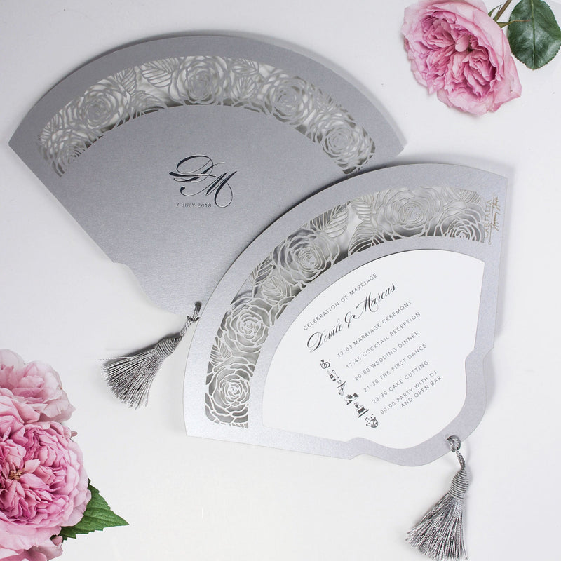 Intrikate Romantische Rosen Laser Cut Hochzeitsblütenprogrammfächer Mit Einzigartigem Luxusfolienmonogramm
