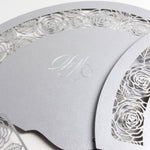 Intrikate Romantische Rosen Laser Cut Hochzeitsblütenprogrammfächer Mit Einzigartigem Luxusfolienmonogramm