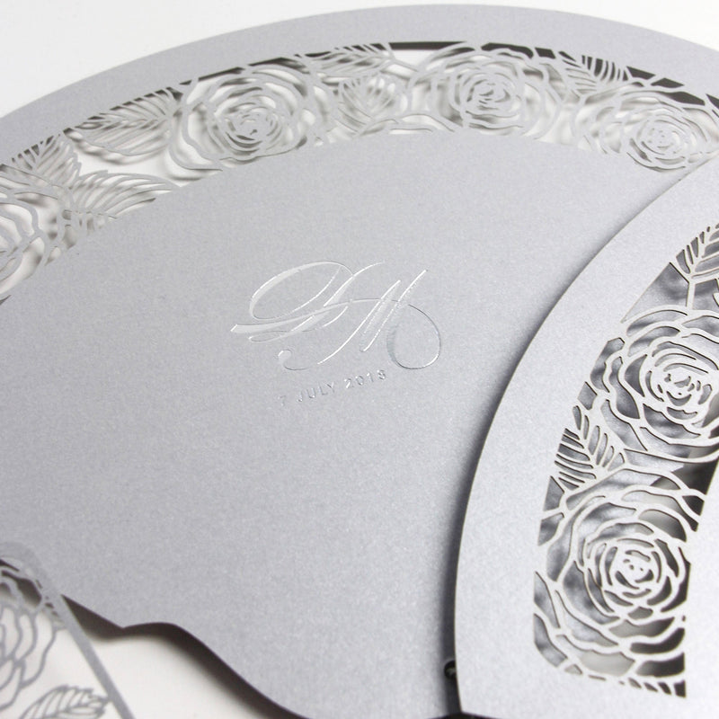 Intrikate Romantische Rosen Laser Cut Hochzeitsblütenprogrammfächer Mit Einzigartigem Luxusfolienmonogramm