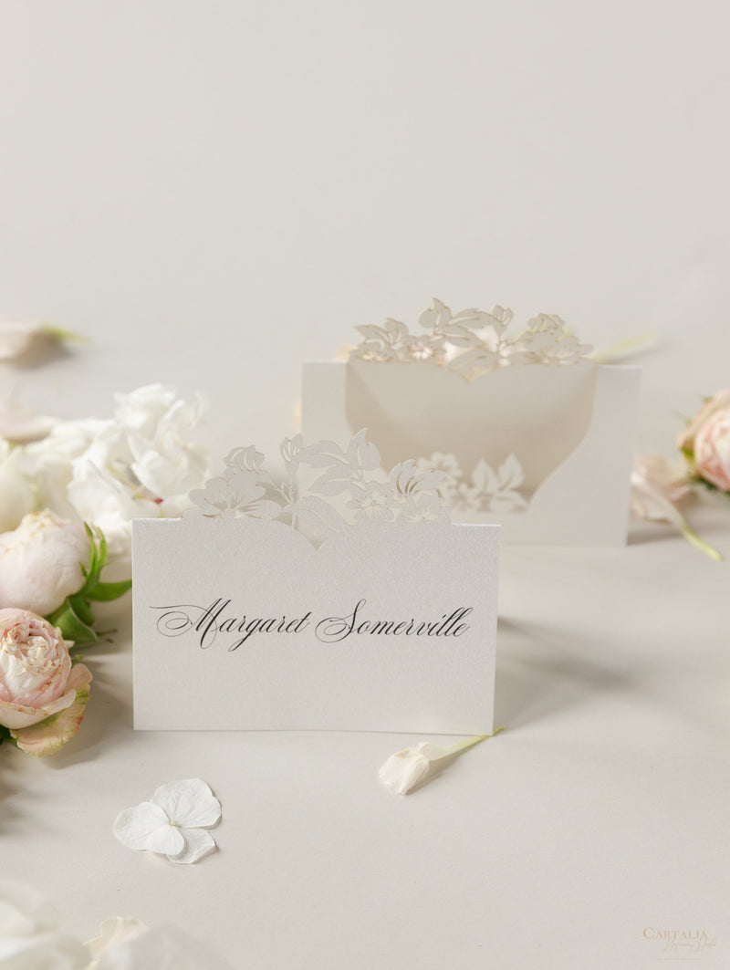 Romantische Tischkarten mit lasergravierten Blumen