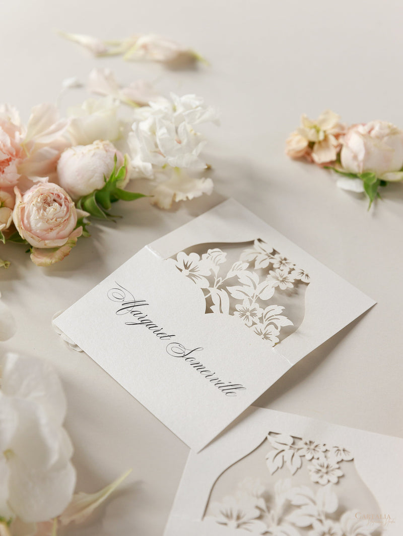 Romantische Tischkarten mit lasergravierten Blumen