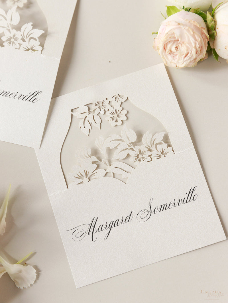 Romantische Tischkarten mit lasergravierten Blumen