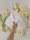 Luxuriöse Goldfolienkarte und Anhänger mit Monogramm und Satinband, Save-the-Date