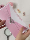 Rosa Pfingstrose Reisepass-Einladung in Pocketfold-Umschlag mit silbernem Flugzeuganhänger