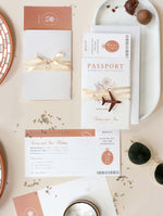 Reisepass-Hochzeitseinladungs-Set mit Rosegold-Folie und Flugzeuganhänger