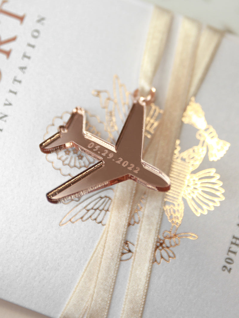 Reisepass-Hochzeitseinladungs-Set mit Rosegold-Folie und Flugzeuganhänger