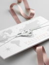 Reisepass Einladung Silber in Pocketfold-Umschlag mit silbernem Flugzeug Anhänger