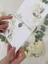 Pergament-Einladung "Hortensien" mit silbernem Spiegelplexiglas-Anhänger