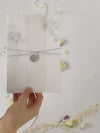 Pergament-Einladungs-Set Grau Boho Floral Design mit Silberfolien-Anhänger