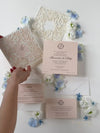 Filigran gestanzte Einladungskarte mit floralem Schmetterlings-Muster, Elfenbein & Rosa-Metallic mit Rsvp