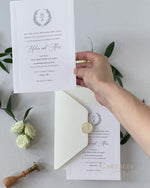 Moderne Hochzeits-Einladung mit dreifach blindgeprägtem Rahmen und Wachssiegel