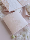 Romantische Roseneinladung Blush mit Laserstanzung im Pocketfold-Stil mit Einlegern